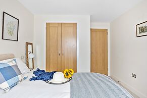 B6 Masts in Torquay With 3 Bedrooms and 2 Bathrooms