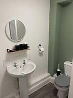 Family Friendly One Bedroom Apartment w King Bed