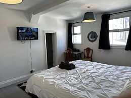 Family Friendly One Bedroom Apartment w King Bed