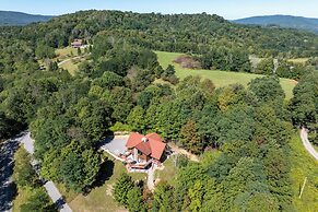 Family Valley Head Cabin: Deck & Mtn Views