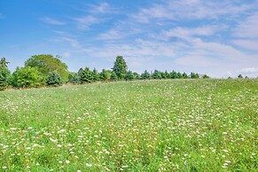 Handcrafted Log Cabin on 3 Acres: 14 Mi to Canton