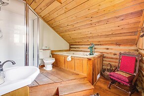 Handcrafted Log Cabin on 3 Acres: 14 Mi to Canton