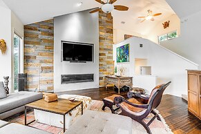 7 Mi to Zilker Park: Oasis w/ Pool & Patio