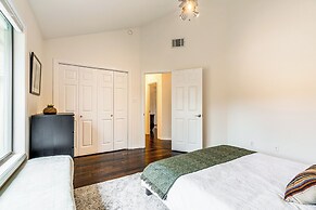 7 Mi to Zilker Park: Oasis w/ Pool & Patio