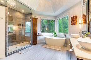 7 Mi to Zilker Park: Oasis w/ Pool & Patio