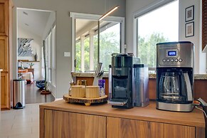 7 Mi to Zilker Park: Oasis w/ Pool & Patio