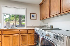 7 Mi to Zilker Park: Oasis w/ Pool & Patio