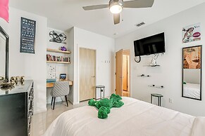 Covered Patio & Grill: Colorful Mcallen Home