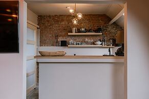 Chic Rooftop Apartment in Antwerp s Shopping hub