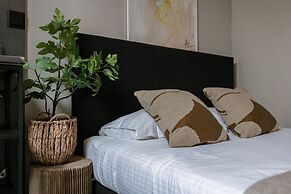 Chic Rooftop Apartment in Antwerp s Shopping hub