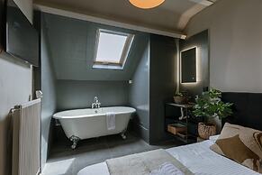 Chic Rooftop Apartment in Antwerp s Shopping hub