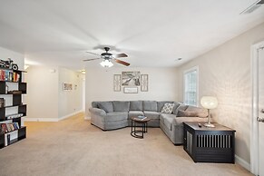 Charming Family Retreat With Spacious Yard 3 Bedroom Home