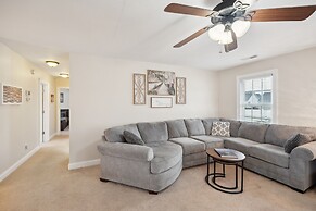 Charming Family Retreat With Spacious Yard 3 Bedroom Home