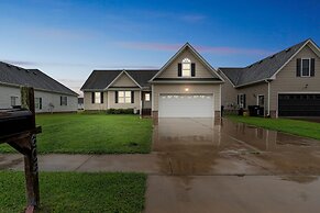 Charming Family Retreat With Spacious Yard 3 Bedroom Home