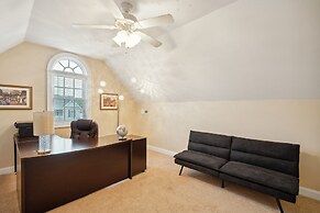 Charming Family Retreat With Spacious Yard 3 Bedroom Home