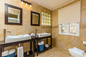 Beautiful 4BR 3BA Villa w Private Pool Jacuzzi