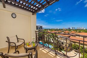 1BR 2BA Corner Condo on Top Floor w Amazing Views