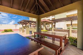 1BR 2BA Corner Condo on Top Floor w Amazing Views