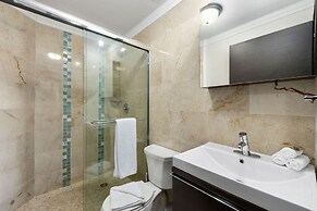 1BR 2BA Corner Condo on Top Floor w Amazing Views