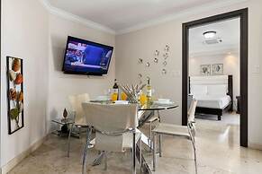 1BR 2BA Corner Condo on Top Floor w Amazing Views