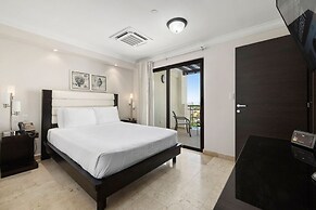 1BR 2BA Corner Condo on Top Floor w Amazing Views