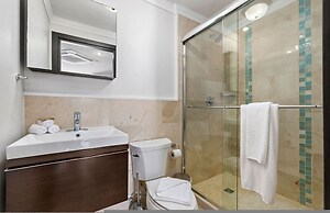 1BR 2BA Corner Condo on Top Floor w Amazing Views