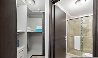 1BR 2BA Corner Condo on Top Floor w Amazing Views