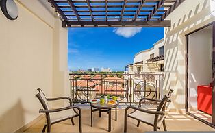 1BR 2BA Corner Condo on Top Floor w Amazing Views