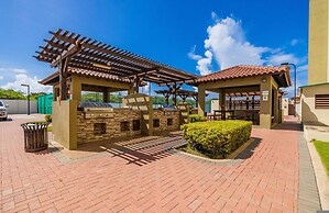 1BR 2BA Corner Condo on Top Floor w Amazing Views