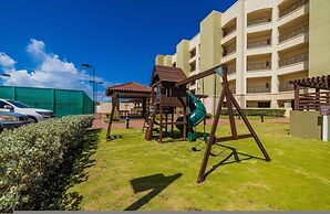 1BR 2BA Corner Condo on Top Floor w Amazing Views