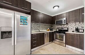 1BR 2BA Corner Condo on Top Floor w Amazing Views