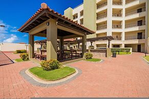 1BR 2BA Corner Condo on Top Floor w Amazing Views