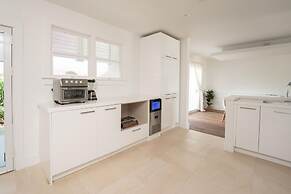 Beachfront Villa w Pool Sleeps 16 Dining Tub