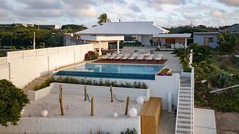 Beachfront Villa w Pool Sleeps 16 Dining Tub