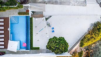 Beachfront Villa w Pool Sleeps 16 Dining Tub