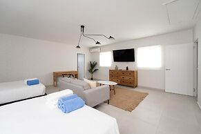 Beachfront Villa w Pool Sleeps 16 Dining Tub