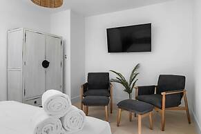 Beachfront Villa w Pool Sleeps 16 Dining Tub