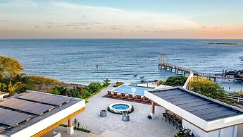 Beachfront Villa w Pool Sleeps 16 Dining Tub