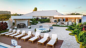 Beachfront Villa w Pool Sleeps 16 Dining Tub