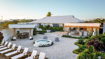 Beachfront Villa w Pool Sleeps 16 Dining Tub