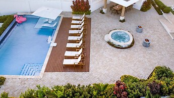 Beachfront Villa w Pool Sleeps 16 Dining Tub