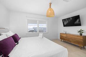 Beachfront Villa w Pool Sleeps 16 Dining Tub