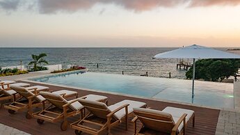 Beachfront Villa w Pool Sleeps 16 Dining Tub