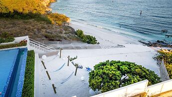 Beachfront Villa w Pool Sleeps 16 Dining Tub