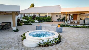 Beachfront Villa w Pool Sleeps 16 Dining Tub