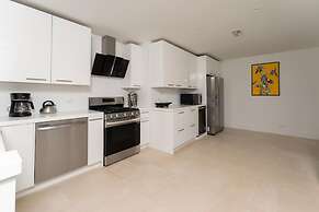 Beachfront Villa w Pool Sleeps 16 Dining Tub