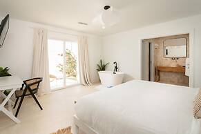 Beachfront Villa w Pool Sleeps 16 Dining Tub