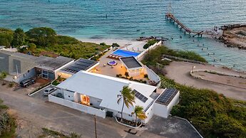 Beachfront Villa w Pool Sleeps 16 Dining Tub