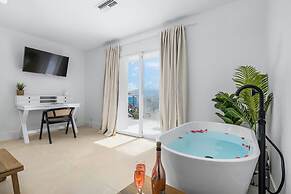 Beachfront Villa w Pool Sleeps 16 Dining Tub