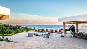 Beachfront Villa w Pool Sleeps 16 Dining Tub